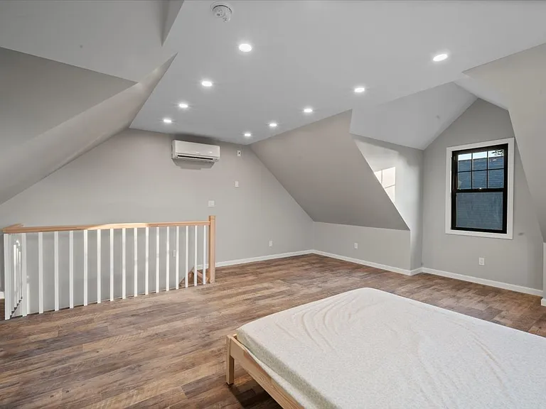 90 Ditmars St — Photo 17