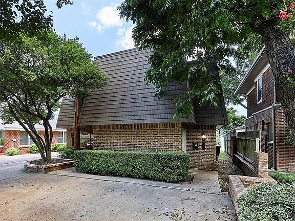 3rd image of 1823 Hillcrest St #1823