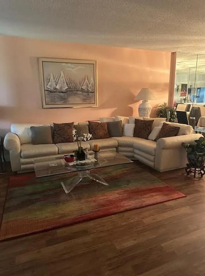 1 bed, 2.0 bath, 1330 sqft, $1,800 — Photo 2