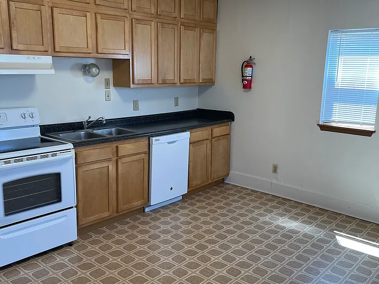 523 E Burlington St #3 — Photo 3