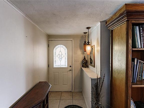 3rd image of 806 Perkins Ln