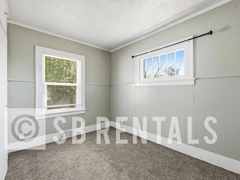 2410 Linden Ave — Photo 7