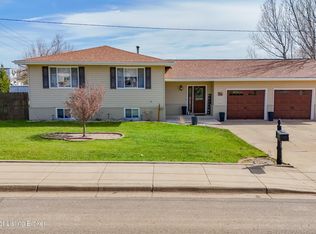 126 8th St SE, Dickinson, ND 58601
