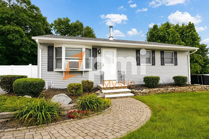 3 bed, 2.0 bath, 1146 sqft, $3,126 — Photo 2