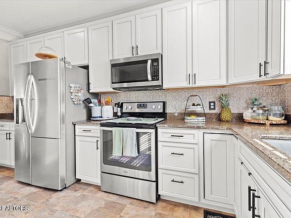 4th image of 1706 Point Wood Dr