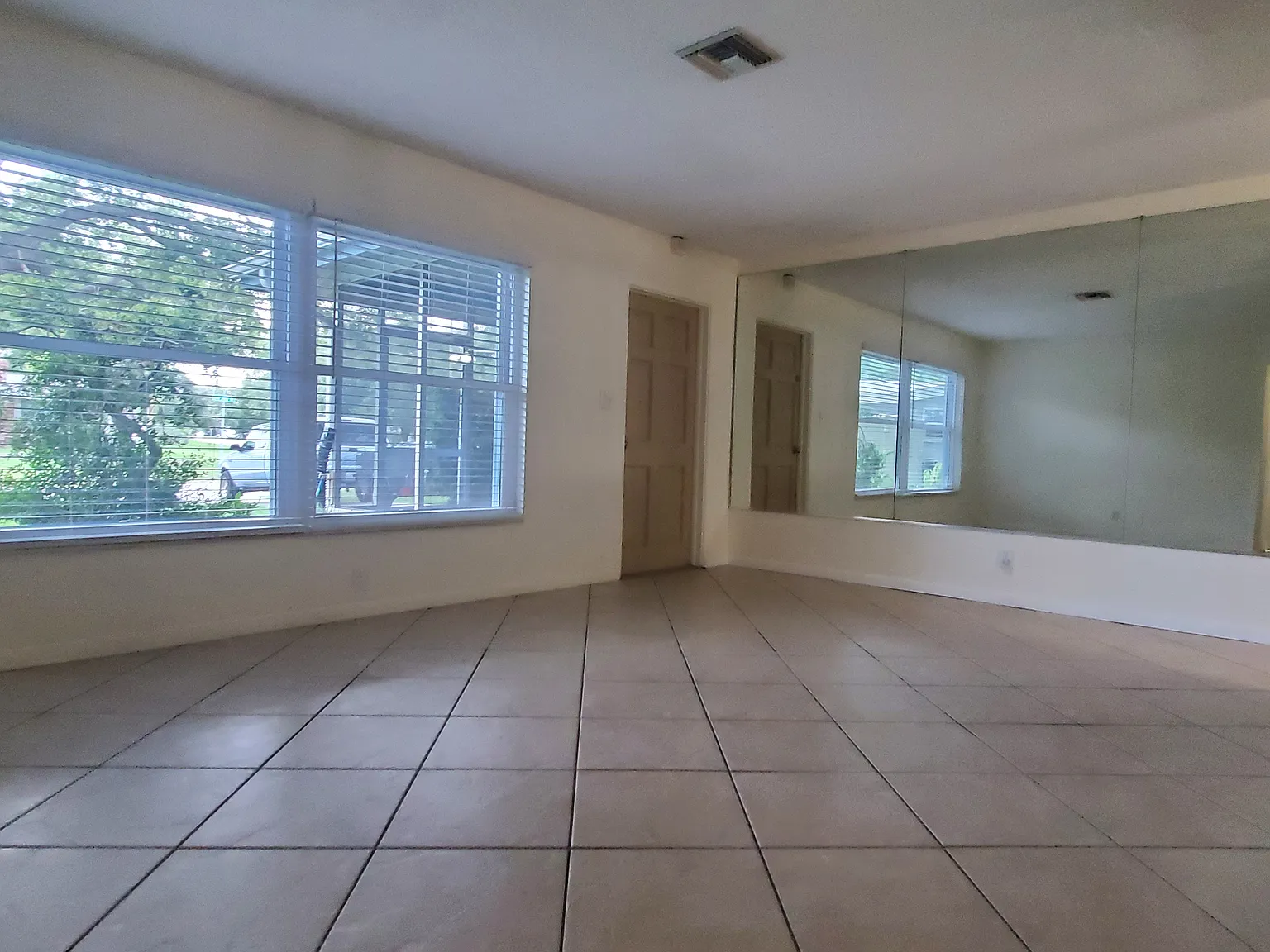 2 bed, 1250 sqft, $2,400 — Photo 3