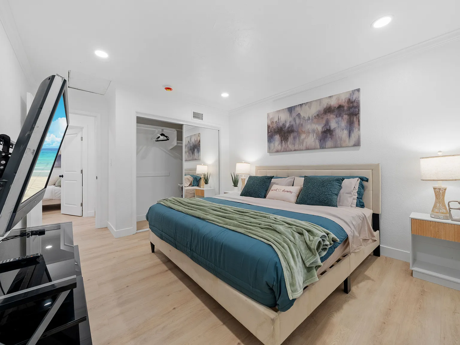 4 bed, 2.5 bath, 2500 sqft, $7,900 — Photo 4