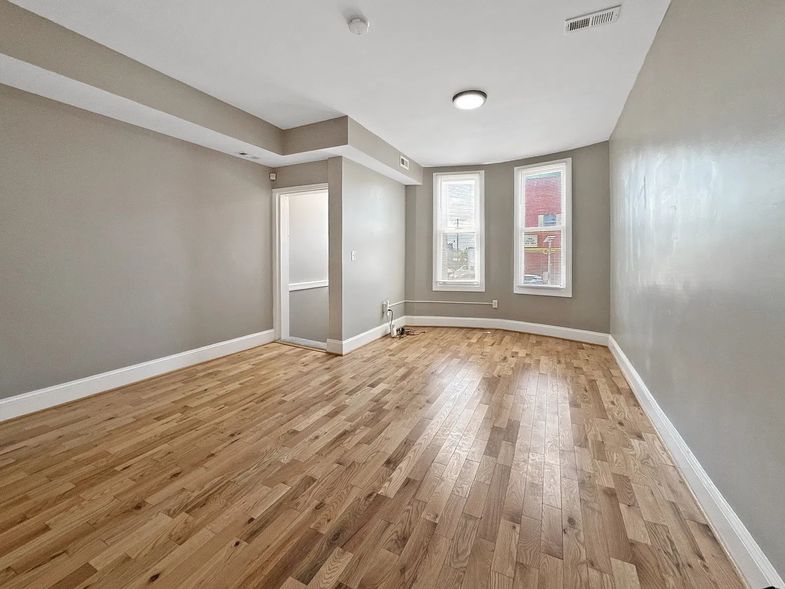 5 bed, 2584 sqft, $2,100 — Photo 3