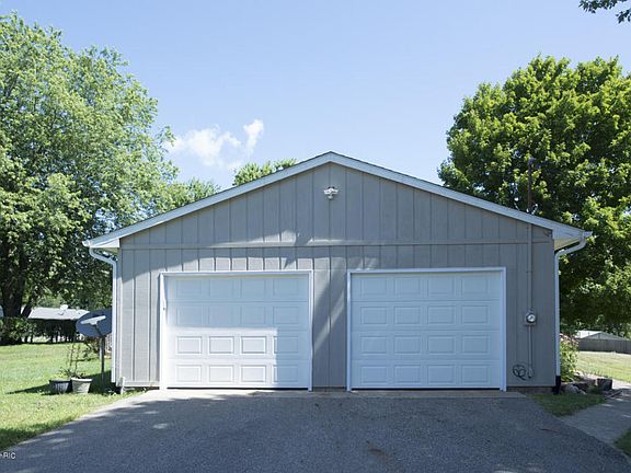 3rd image of 9481 Pine Hill Dr