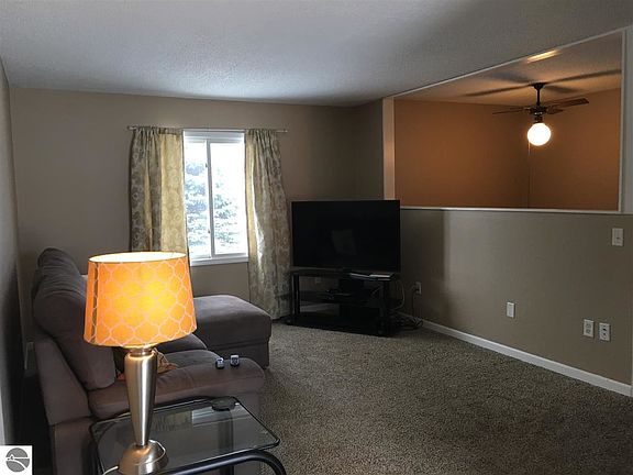4th image of 651 W Wexford Ave