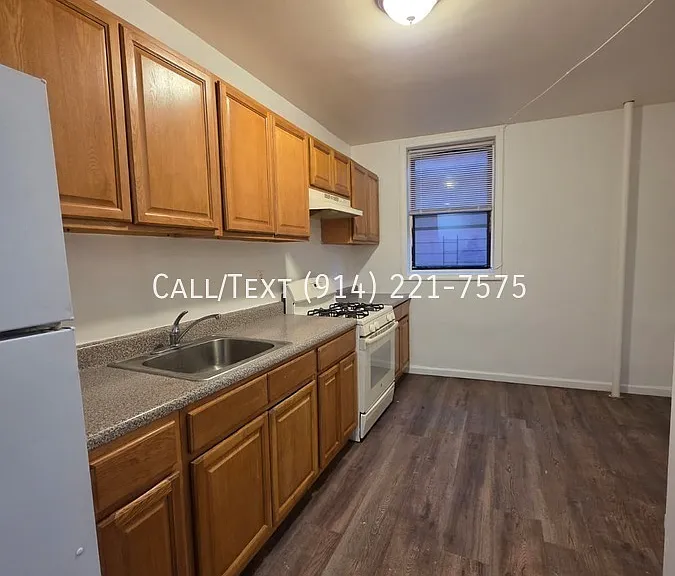 490 S Broadway — Photo 6