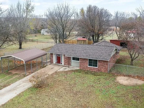 1102 Hilltop Dr, Henryetta, OK 74437