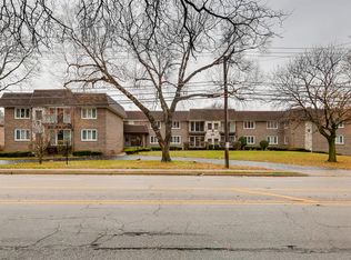 300 Dee Rd APT 1B, Park Ridge, IL 60068