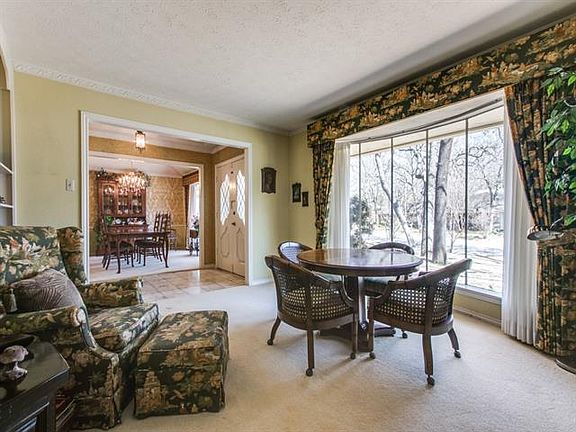 4th image of 1924 Hollyhill Ln