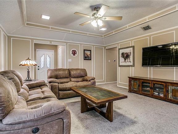 3rd image of 701 Meadow Ln