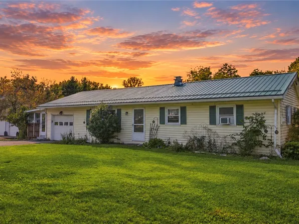 9378 Clipnock Rd, Stafford, NY 14143
