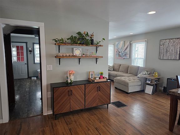 3rd image of 3122 Marvin Ave