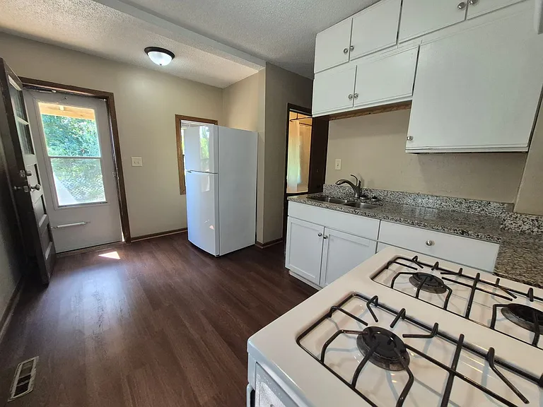1068 Hatch Ave — Photo 16