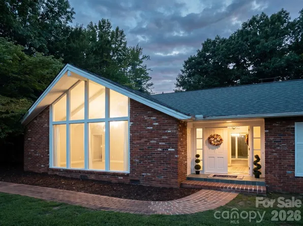 935 Ridgewood Dr NE, Lenoir, NC 28645