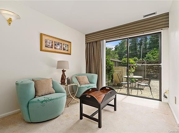 4th image of 1 Lakemoor Ln