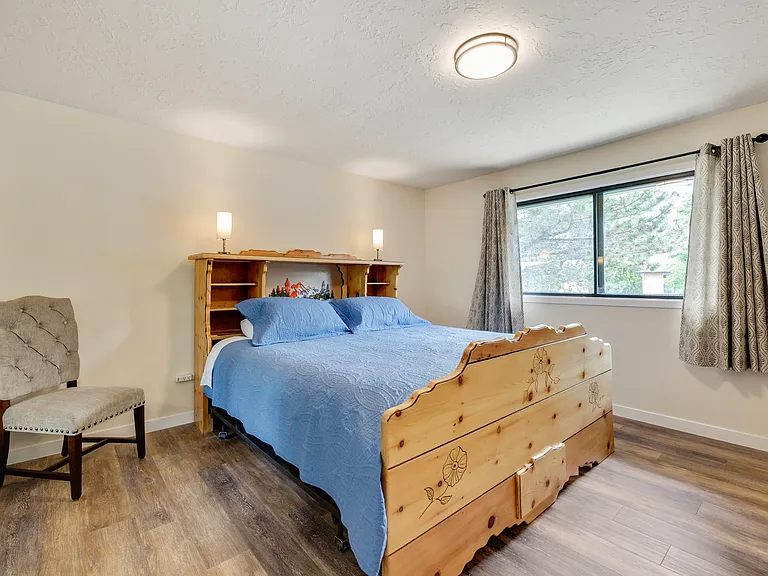Upper Level
+Primary bedroom
+King bed
+Attached bathroom (standing shower)
+Closet