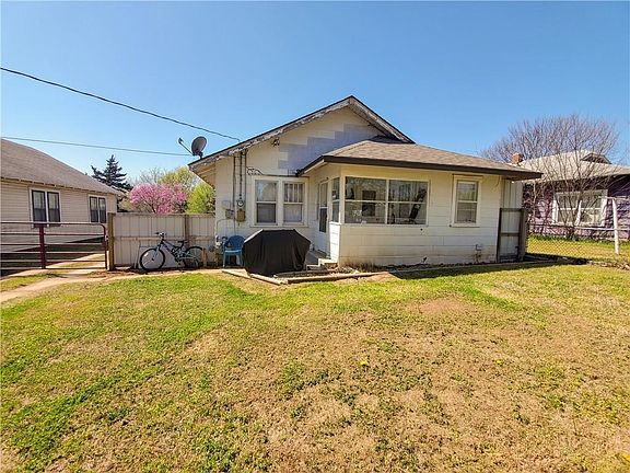 3rd image of 607 N Tucker Ave