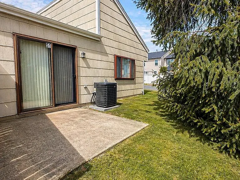 51 Chiswick Dr — Photo 16