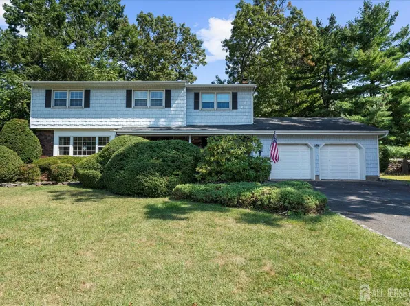 16 Oakwood Dr, Parlin, NJ 08859
