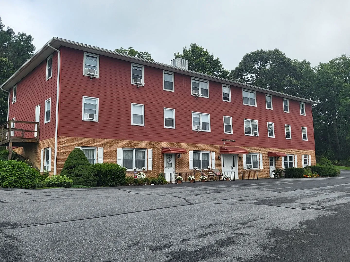 Colonial Hills Apartments LLC — Photo 1