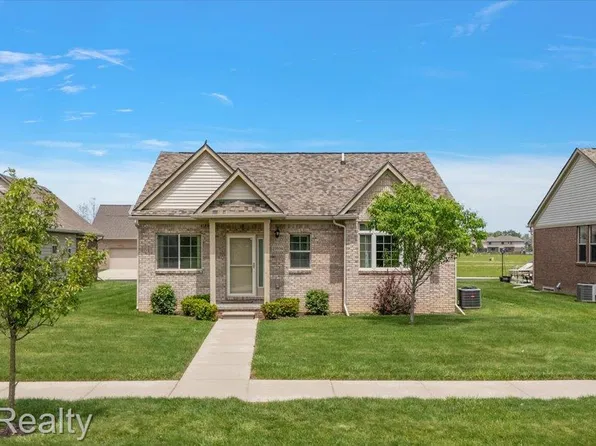 23934 Meadows Ave, Flat Rock, MI 48134