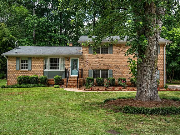 2nd image of 2705 Kozy Ct NE