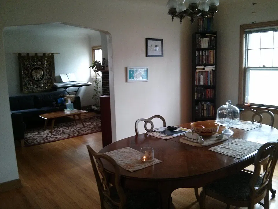 Diningroom looking into livingroom