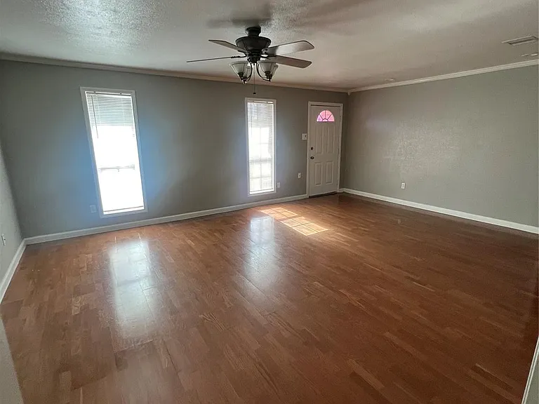 1325 Northbrook Dr — Photo 2