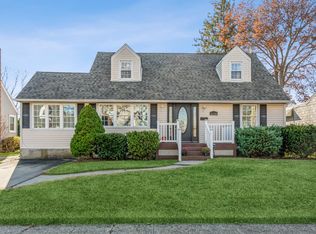 2124 Burke Pl, Merrick, NY 11566