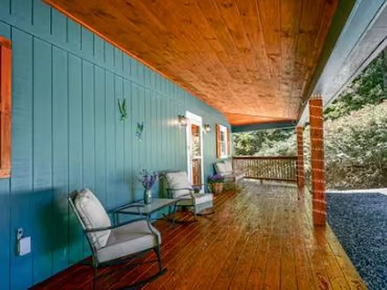 623 Wintergreen Dr — Photo 2