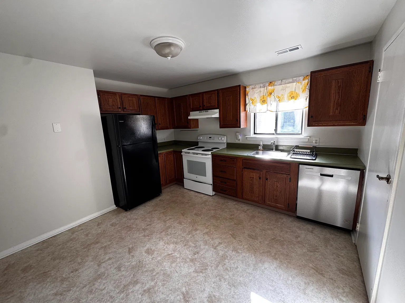 1 bed, 1070 sqft, $1,650 — Photo 2