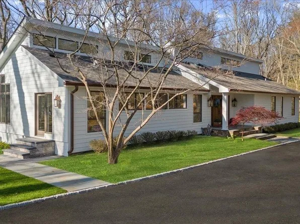 2 Seaforth Lane, Lloyd Neck, NY 11743