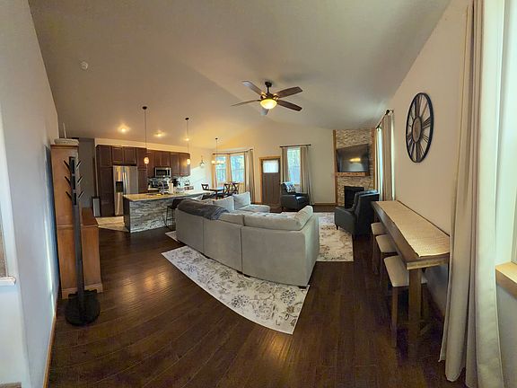 3rd image of 400 Capitan Cir