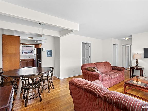 3rd image of 6 Rustic Cir APT C