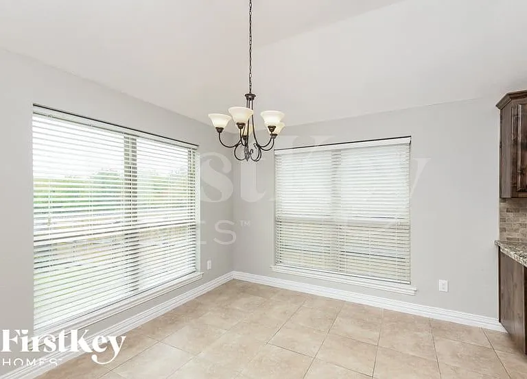 612 Zachary Dr — Photo 4