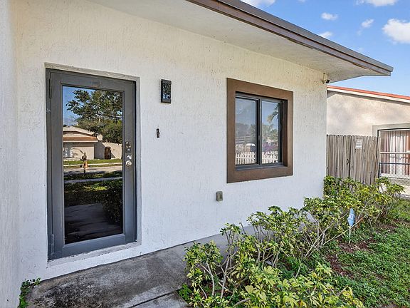 5th image of 205 NW 27th Terrace