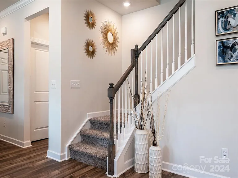 325 Cranford Dr — Photo 6