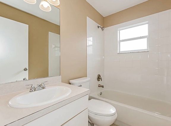 5th image of 1315 W Knollwood St