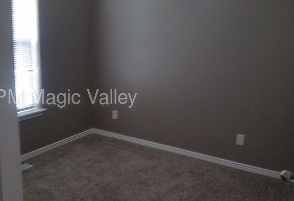 5th image of 867 Grace Dr W