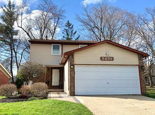 5470 Sunny Crest Dr, West Bloomfield, MI 48323