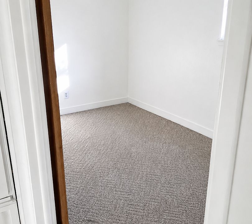 2nd image of 215 1/2 Jackson St