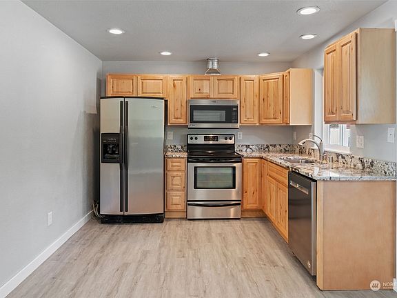 3rd image of 17044 Wisteria Court SE