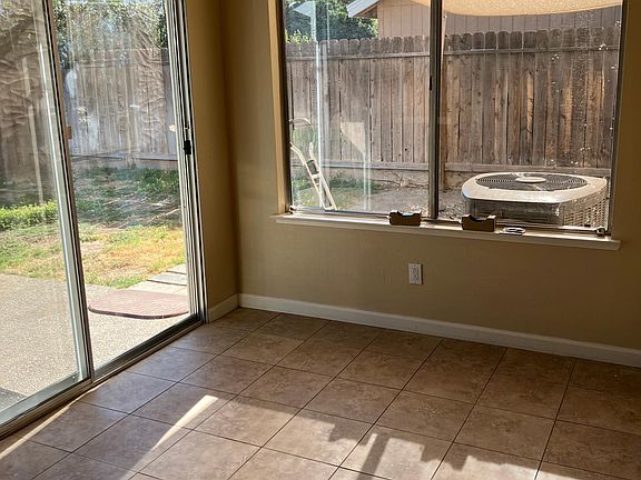 4th image of 2137 E Minarets Ave