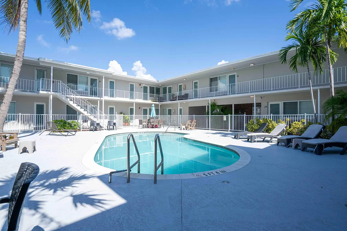 Building Photo - 1940 Biarritz Dr #24