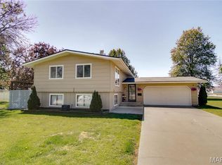 128 Rosewood Dr, Jerseyville, IL 62052